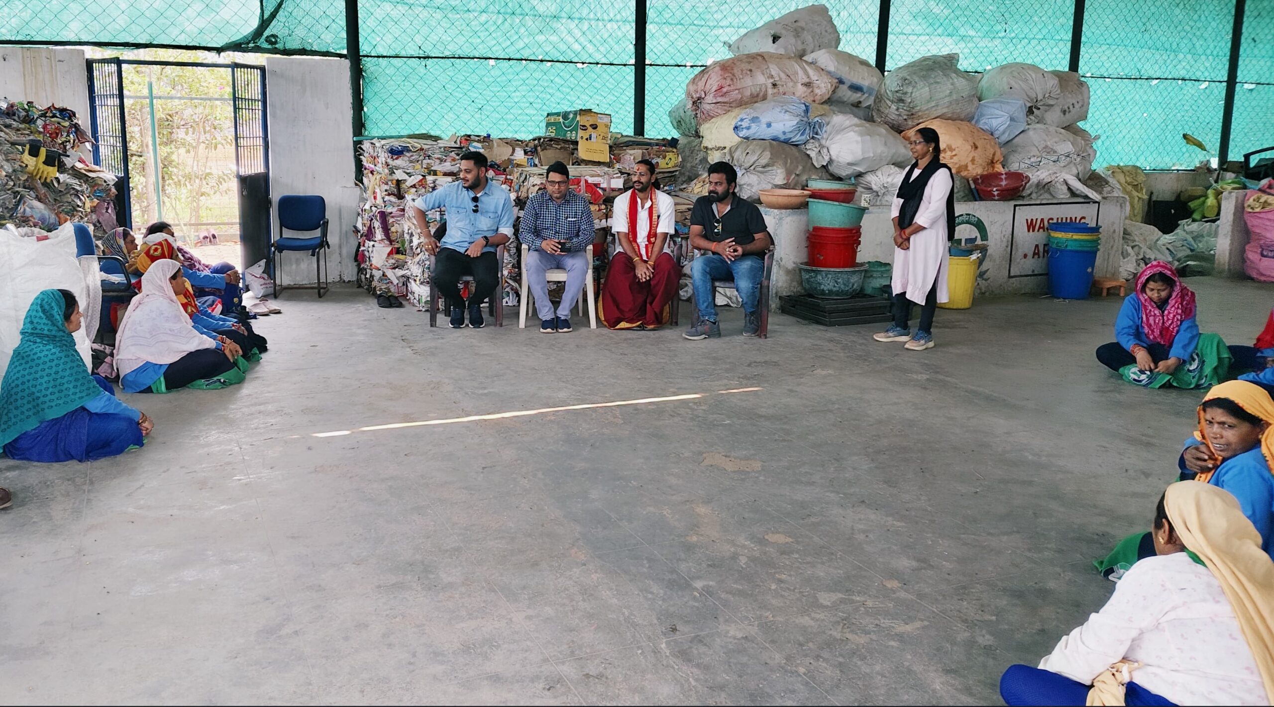सफाई मित्रों से चर्चा करते जनप्रतिनिधि