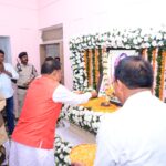 CM विष्णुदेव साय ने MLA गोमती साय का मायका पहुंचकर स्वर्गीय माता को अर्पित की श्रद्धांजलि