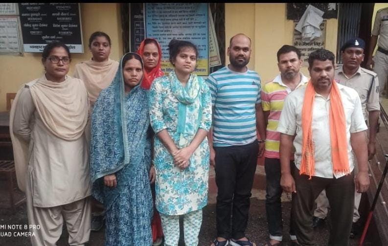 परिवार के सदस्य पुलिस गिराप्त पर