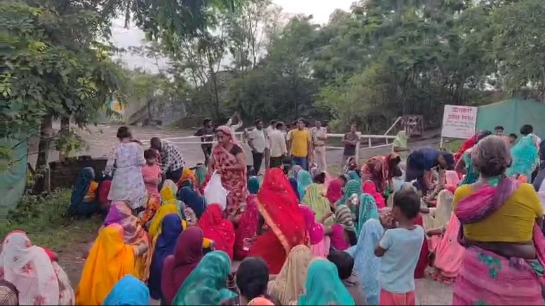 आशु क्रेशर खादान के सामने, धरना पर बैठी कोट गांव के सैकड़ों महिलाएं