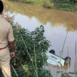 CG : अनियंत्रित होकर नहर में गिरी कार, एक ही परिवार के तीन लोगों की मौत, मचा कोहराम