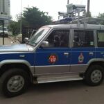डायल-112 के पुलिसकर्मी से मारपीट, बदमाशों ने वर्दी फाड़कर गाड़ी जलाने की दी धमकी