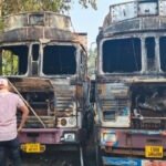 गांव के बीच खड़ी दो ट्रकों में लगाई आग, पुलिस जांच में जुटी