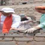 निर्माण स्थल पर मुख्यमंत्री का श्रमदान : श्रमिक बहनों के साथ की ईंट जोड़ाई