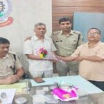 CG – पत्रकार को सड़क पर मिला लाखों का खजाना : ईमानदारी की मिसाल पेश कर पुलिस को लौटाया, सोना-चांदी और कैश देख पुलिस भी रह गई दंग