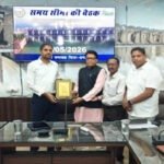 पंचायत एडवांसमेंट इंडेक्स में धमतरी की मंदरौद और खम्हरिया पंचायत का शानदार प्रदर्शन, सरपंच और सचिव सम्मानित