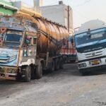 गिधौरी-शिवनारायण मार्ग की जर्जर सडक पर ट्रको की लगी लंबी लाइन, रविवार को आवागमन बाधित, कुंभकर्णी निद्रा पर अधिकारी और नेता