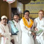 उड़ीसा प्रदेश स्तरीय सामाजिक सम्मेलन एवं सम्मान समारोह में सम्मिलित प्रदेश अध्यक्ष एल एल कोसले एवं पदाधिकारीएवं राजमहंत गण