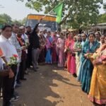 रामलला दर्शन के लिए रवाना हुए भक्त, नगर पंचायत पामगढ़ अध्यक्ष गौरी छोटू जांगड़े ने हरी झंडी दिखाकर किया बस को रवाना 
