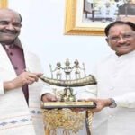 लोकसभा अध्यक्ष ओम बिरला ने मुख्यमंत्री विष्णु देव साय से की सौजन्य भेंट