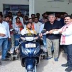 उप मुख्यमंत्री शर्मा की संवेदनशील पहल से दिव्यांग जीवराखन पटेल को मिली स्कूटी, एक दिन में पूरी हुई मांग