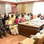 उप मुख्यमंत्री शर्मा ने नक्सल प्रकरणों की वापसी को लेकर बस्तर के युवाओं से की मुलाकात