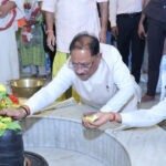 मुख्यमंत्री विष्णु देव साय ने कैलाशपति धाम में किया जलाभिषेक: भगवान मनकामेश्वर महादेव से प्रदेश की सुख-समृद्धि एवं खुशहाली की कामना