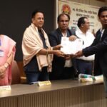 राष्ट्रीय शिक्षा अंजोर भारत द्वारा सहायक शिक्षक तुलसी प्रसाद साहू को स्व. हरिवंश मिश्र राष्ट्रीय शिक्षक सम्मान से किया सम्मानित