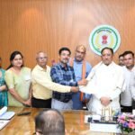 छत्तीसगढ़ कैशलेस चिकित्सा सेवा कर्मचारी कल्याण संघ ने की मुख्यमंत्री से मुलाकात। सीएम ने कैशलेस मेडिकल सुविधा के शीघ्र क्रियान्वयन का दिलाया भरोसा