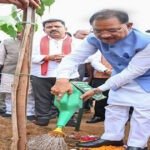 मुख्यमंत्री विष्णुदेव साय ने अपनी माँ के नाम पर लगाया पीपल का पौधा, वन महोत्सव-2026 का हुआ शुभारंभ