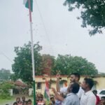 संयुक्त शासकीय विद्यालय हड़हापारा में पार्षद भानु प्रताप ने किया ध्वजारोहण, आजादी के संघर्षों को बताया