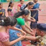 जहां कभी बंदूक थी, वहां बंधा रिश्तों का धागा…बस्तर में राखी ने बदली ‘दुश्मनी’ की परिभाषा 25 साल नक्सली संगठन में रहीं मीना ने जवानों की कलाई पर बांधी राखी