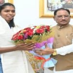 एशियन गेम्स की स्वर्ण पदक विजेता टीम की संजू देवी को मुख्यमंत्री विष्णु देव साय ने 51 लाख रुपए की प्रोत्साहन राशि देने की घोषणा की