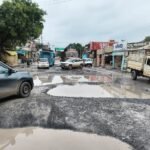 ठेकेदार को दुर्घटना का ईंतजार गिधौरी -शिवरीनारायण मार्ग पर बडे बडे जानलेवा गड्ढा