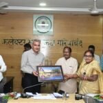 स्वास्थ्य विभाग के दो वरिष्ठ कर्मचारियों को ससम्मान विदाई, कलेक्टर श्री शर्मा ने सौंपे पेंशन आदेश