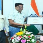 राज्यपाल से गेड़ी नर्तक अनिल गढ़ेवाल ने की भेंट