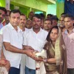 ग्राम खर्वे में पीड़ित परिवारों से मिला साहू समाज, परिवार के सदस्यों को साल श्रीफल किया भेंट 