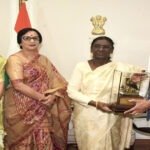 राष्ट्रपति द्रौपदी मुर्मु को राज्यपाल रमेन डेका ने भेंट की पहाड़ी मैना की प्रतिकृति